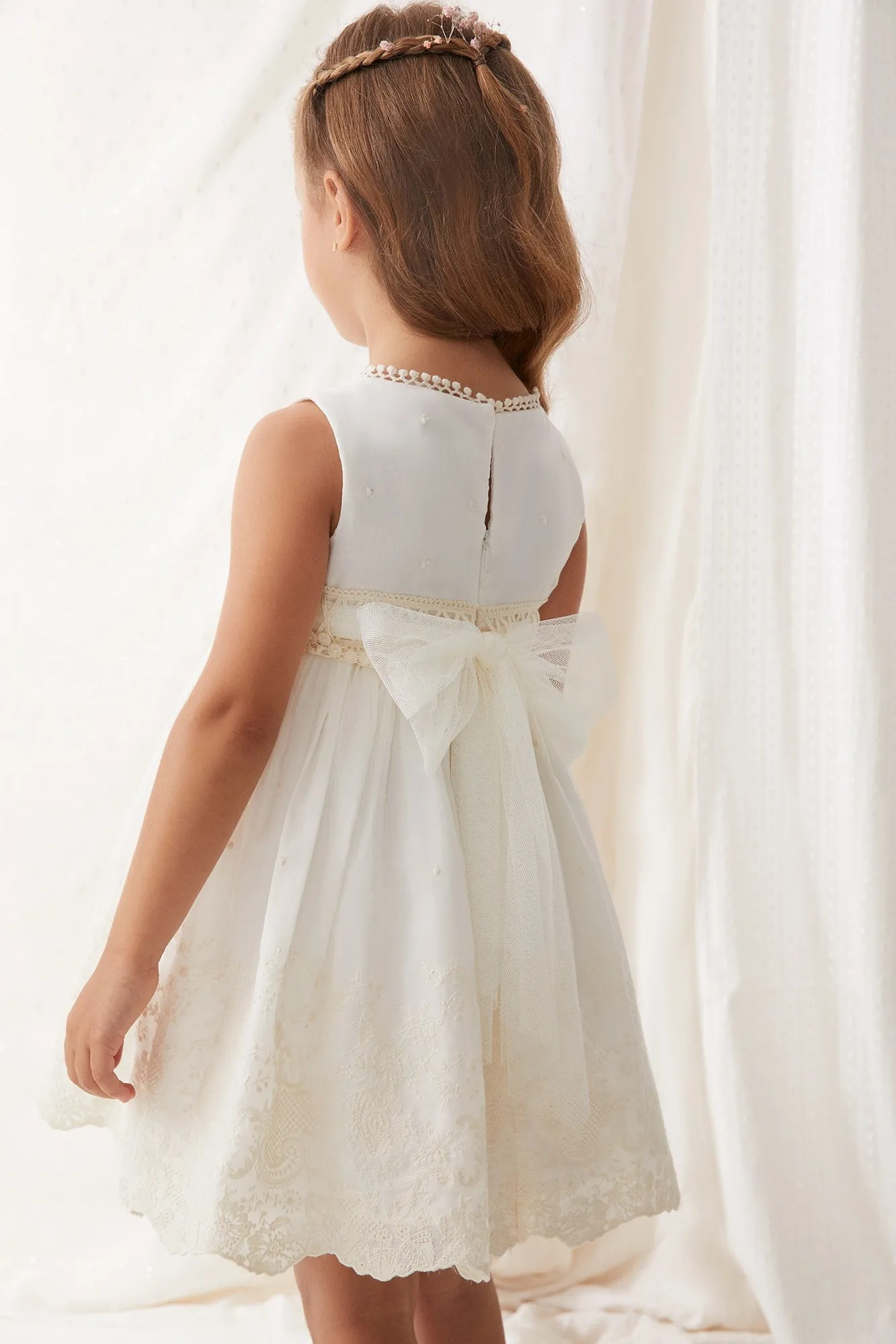 SEIDIGES KLEID MIT BORDÜRE