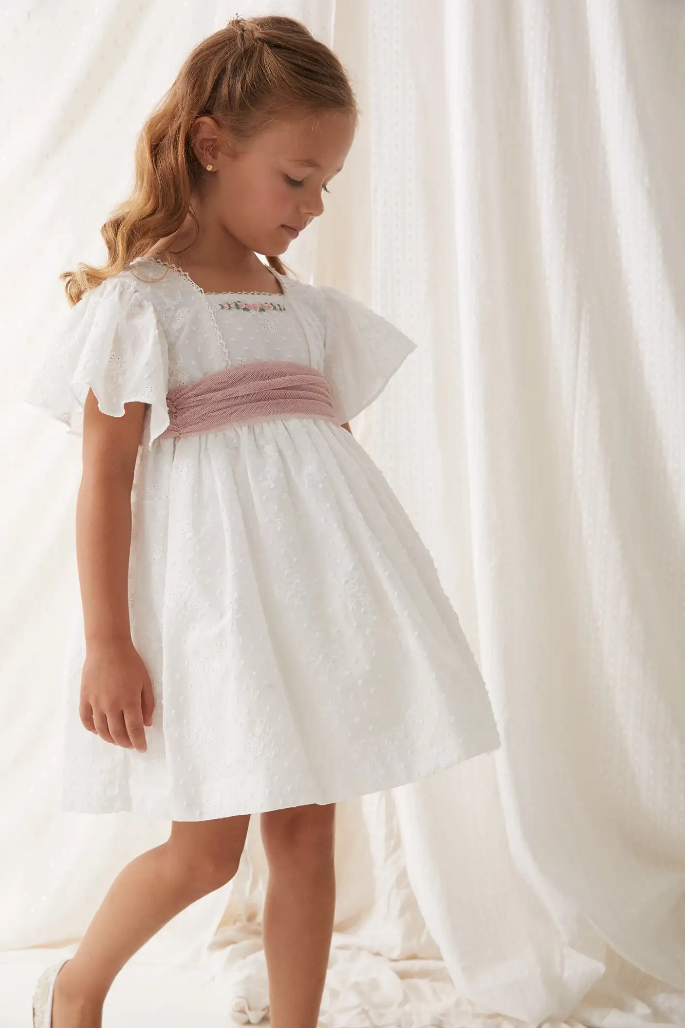 BESTICKTES PLUMETI-KLEID
