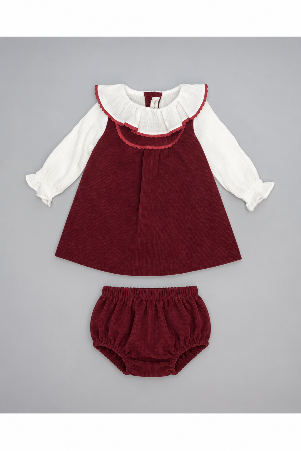 Vestido pichi y braguita granate de micropana, cuello volante y canesú con puntilla- Fina Ejerique