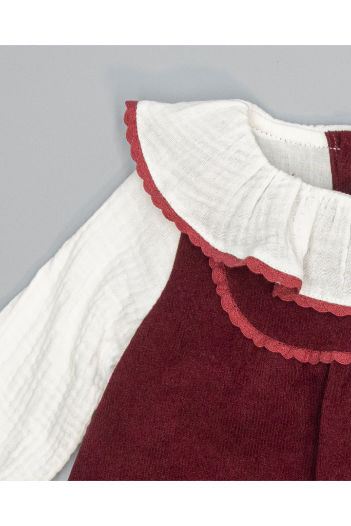 Vestido pichi y braguita granate de micropana, cuello volante y canesú con puntilla- Fina Ejerique