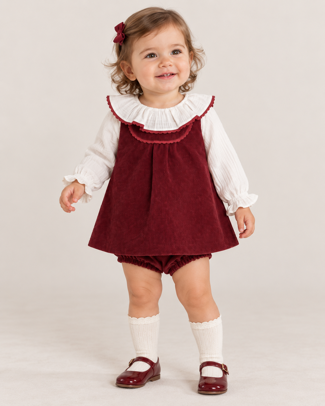Vestido pichi y braguita granate de micropana, cuello volante y canesú con puntilla- Fina Ejerique
