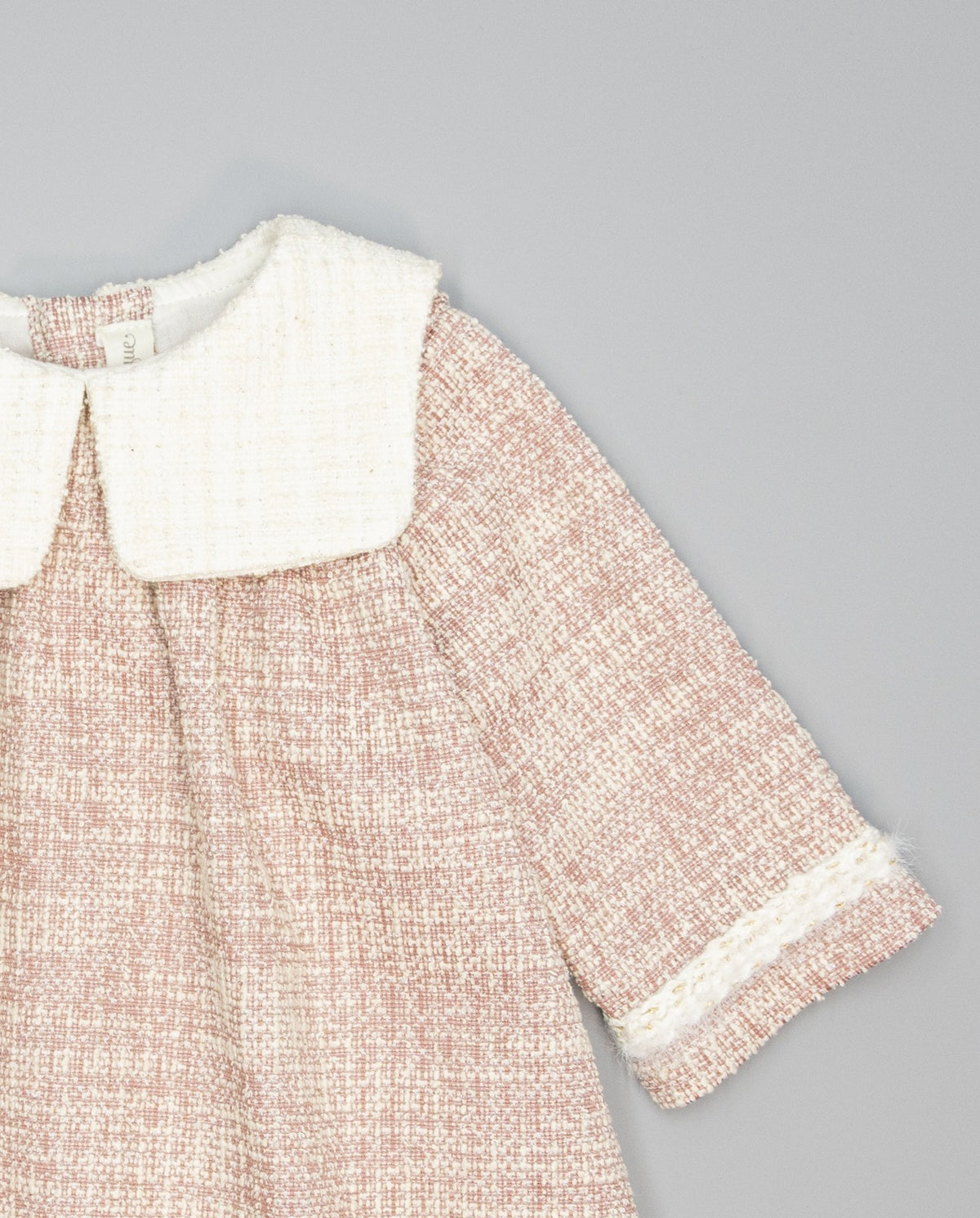 Vestido beige de tweed con lazo rosa de grosgrain y bolsillos - Fina Ejerique - Crudo